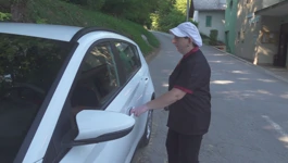 Kuharicu Jasnu poslodavci nagradili autom za 20 godina vjernosti