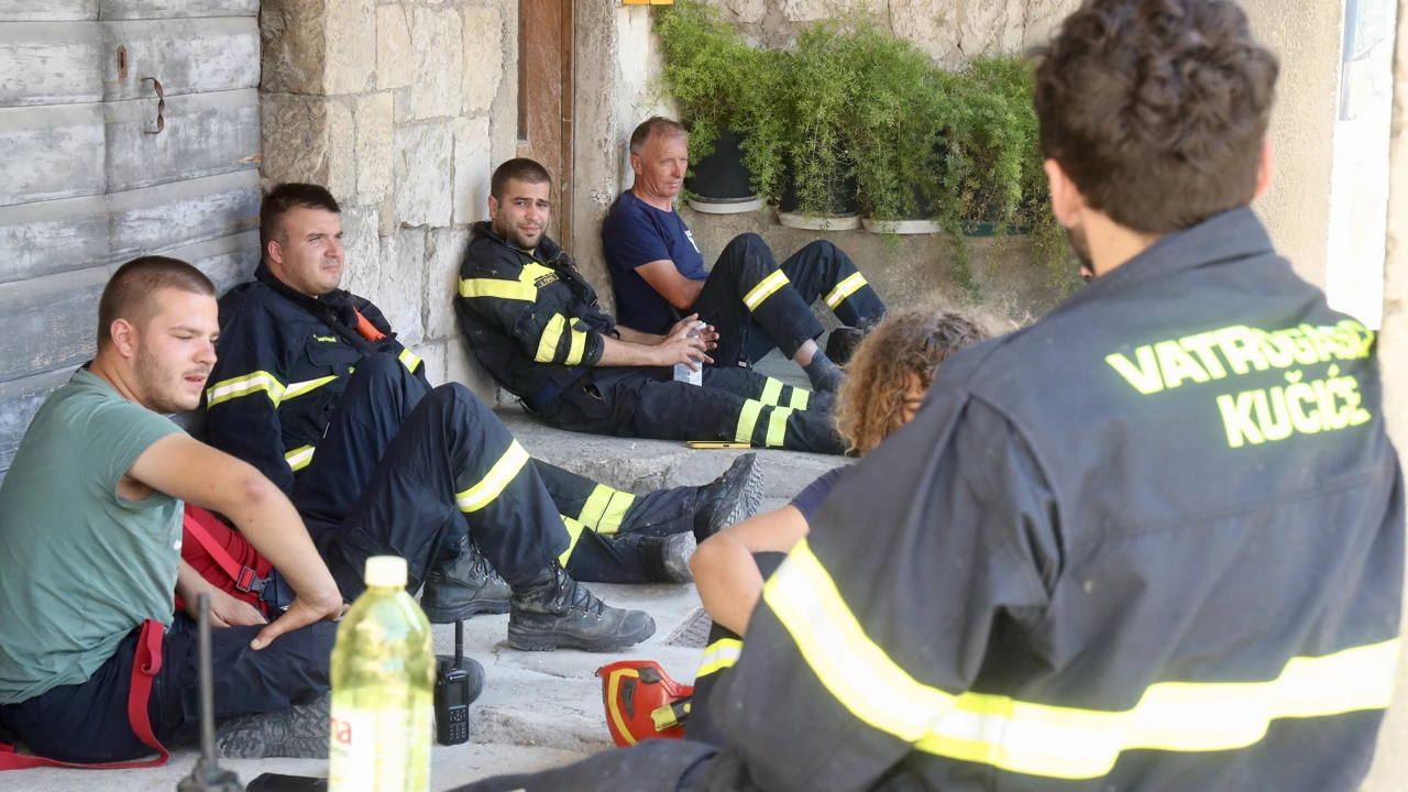 Iznemogli vatrogasci u kratkom predahu, Foto: Ivo Cagalj/PIXSELL