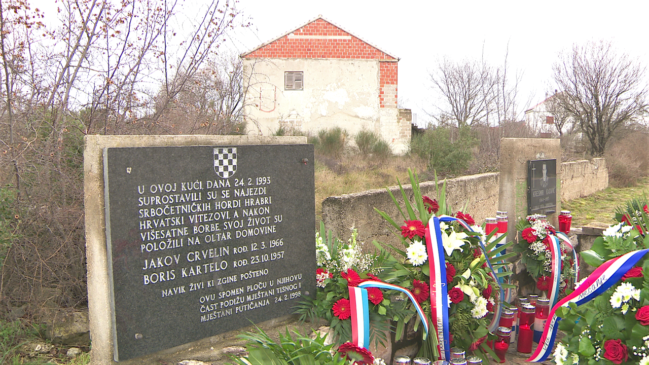 Spomen ploča hrvatskim braniteljima u selu Dragišići, Foto: HRT/HRT
