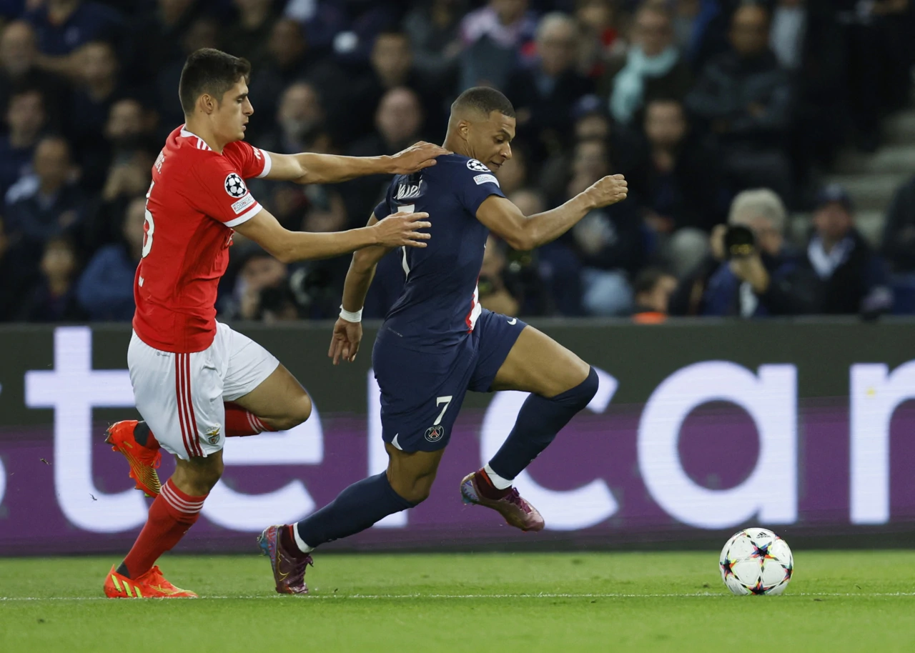 Kylian Mbappe juri pored Antonija Silve