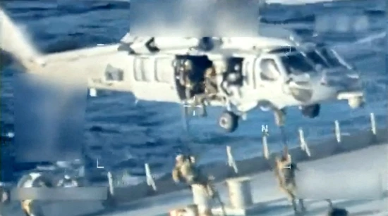 Američke snage spuštaju na tanker