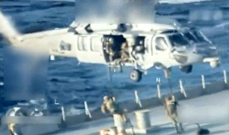 Američke snage spuštaju na tanker