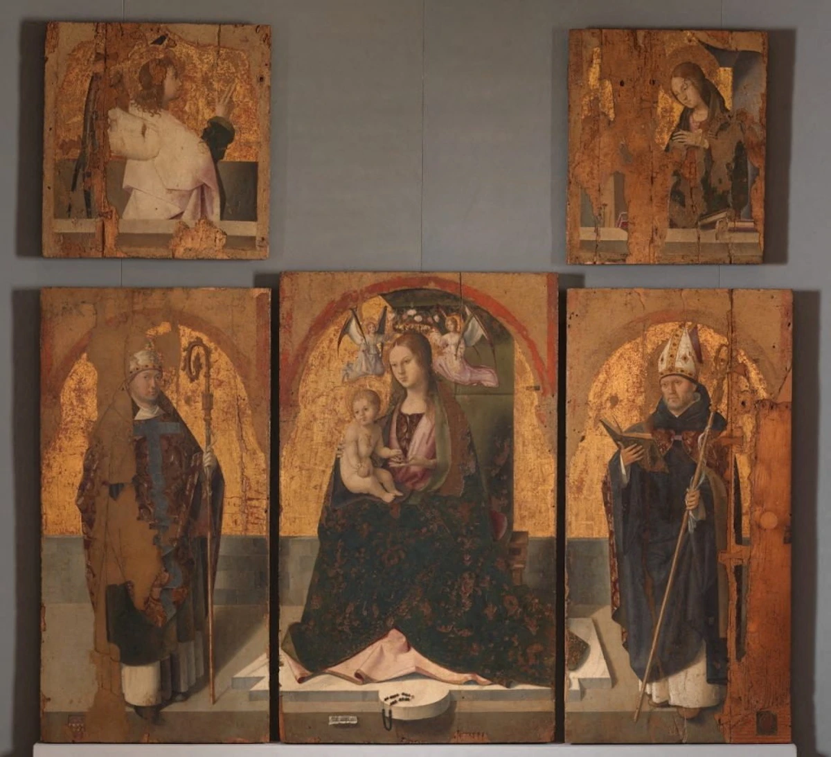Poliptih je u temperi na drvu talijanski majstor dovršio 1473. godine
