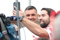 Lovren pozdravlja navijače ispred hotela Hilton, Foto: Goran Stanzl/PIXSELL