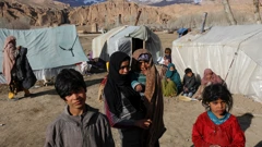 Afganistanska obitelj živi na otvorenom prostoru