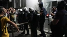  Beograd: Građane okupljene ispred općinskih prostorija SNS-a rastjerala policija