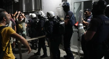  Beograd: Građane okupljene ispred općinskih prostorija SNS-a rastjerala policija