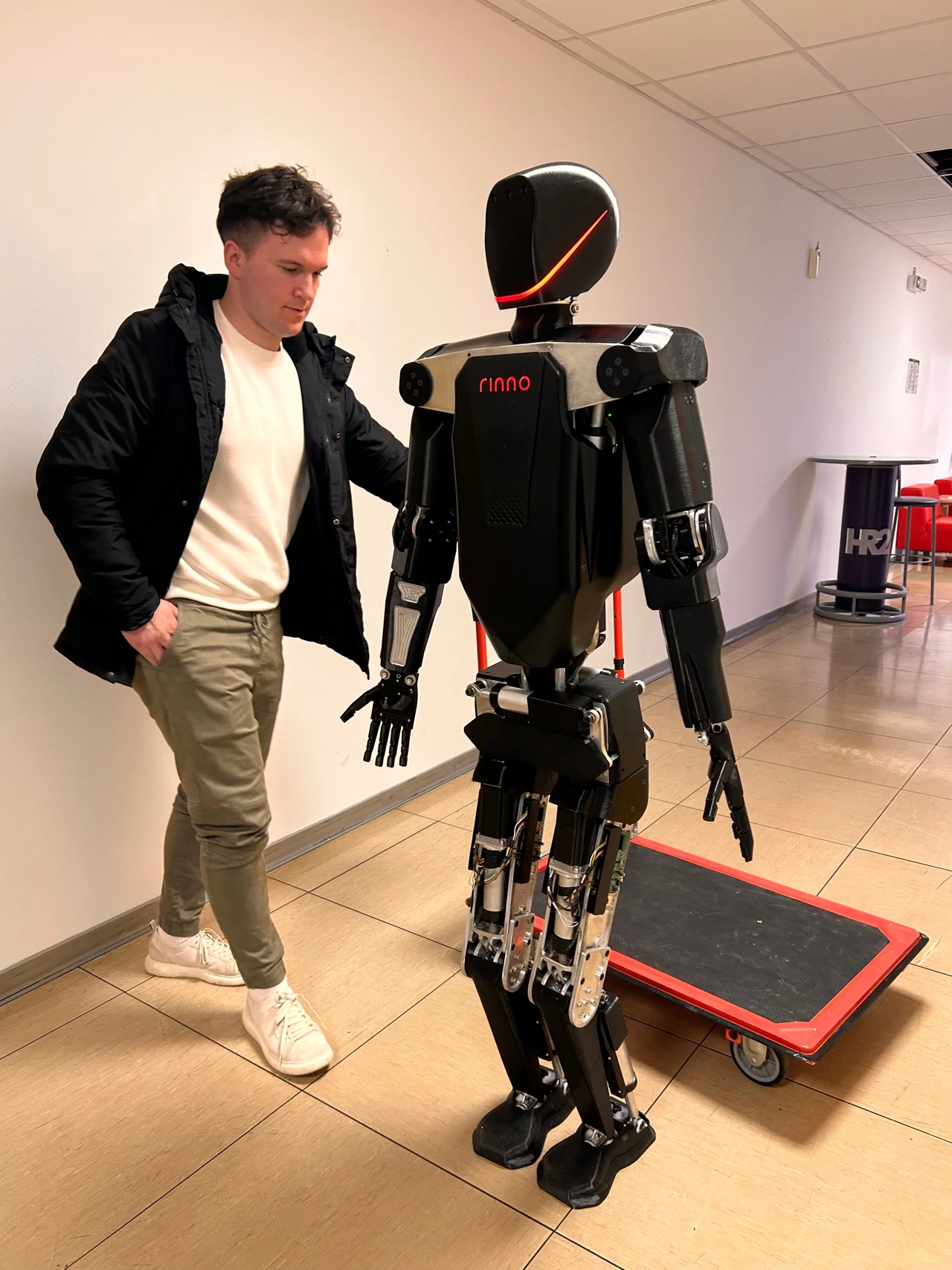  Mario Ljubičić i njegov prvi hrvatski robot Rinno, Foto: Miruna Kastratović/HR 1