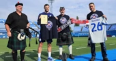 Tartan Army Croatia uručuje plaketu i poklone McKenni