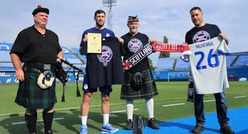 Tartan Army Croatia uručuje plaketu i poklone McKenni