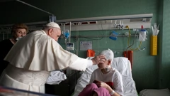 Papa posjetio ukrajinsku djecu ratne izbjeglice u bolnici u Rimu