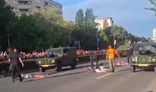 Vorfall bei der Parade: Aktivisten in „blutigen“ T-Shirts lagen auf der Straße 10 incident 20250731194201