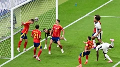 Olmo izbija loptu s gol-linije španjolskih vratiju
