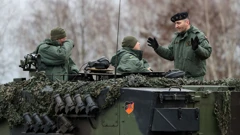 Poljski instruktori i ukrajinski vojnici treniraju na tenkovima Leopard 2 u Swietoszowu