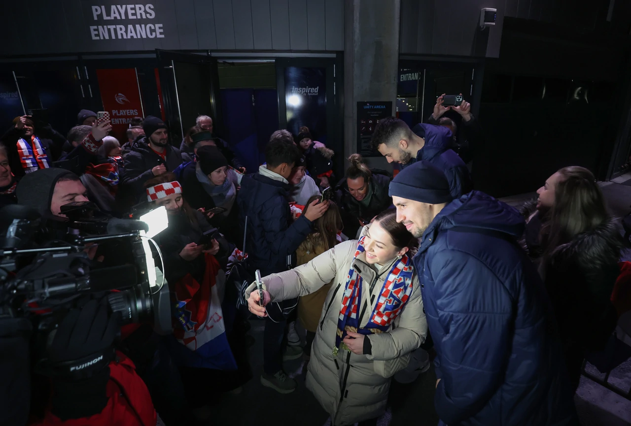 Ivan Martinović s navijačima, Foto: Sanjin Strukic/PIXSELL