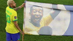 Neymar s transparentom s Peleovim likom u Kataru