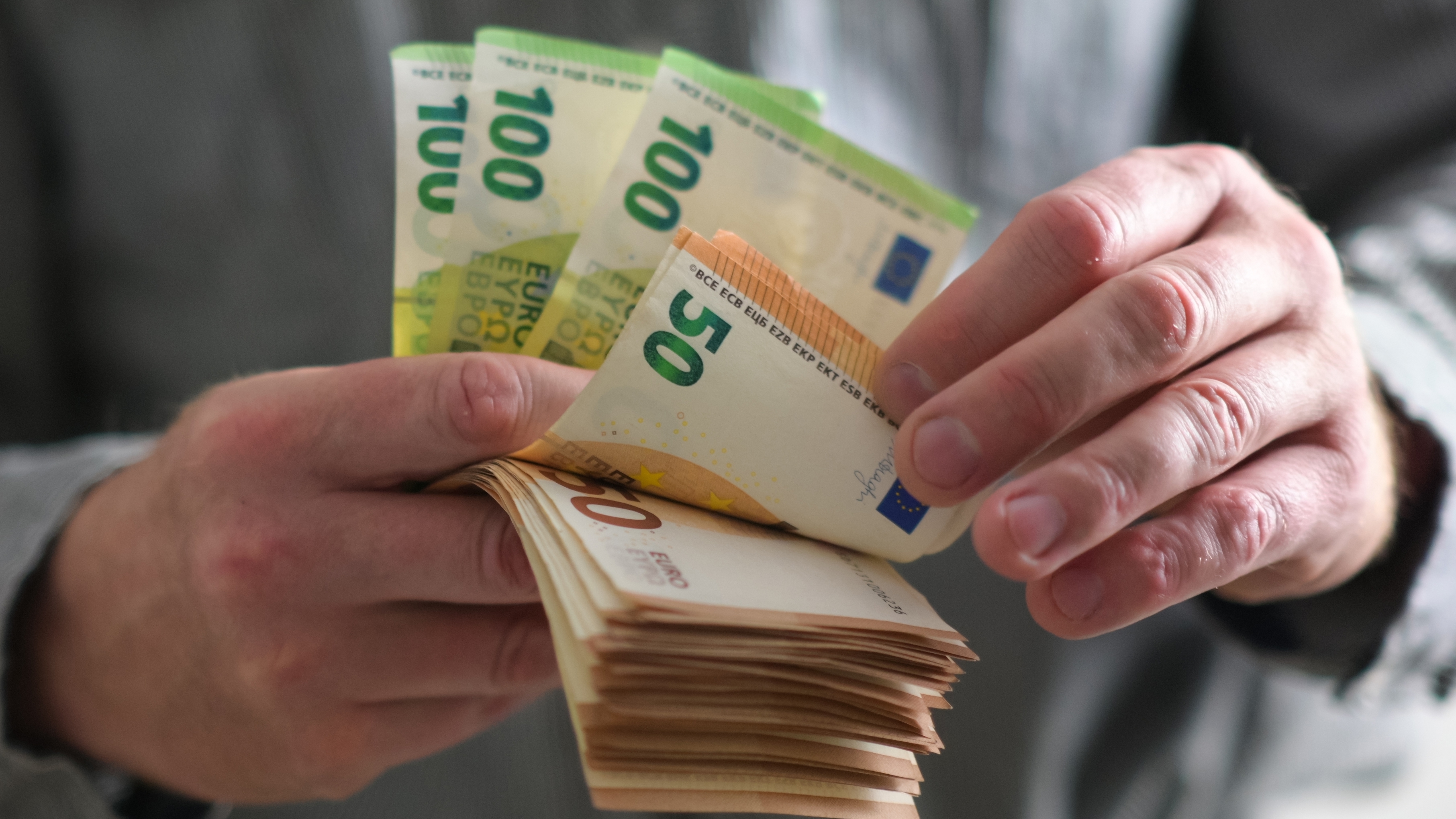 Sie zahlte 43.000 Euro für ein Paket aus Amerika, das sie nicht erhielt. 1 shutterstock 2385705403 20250715114133