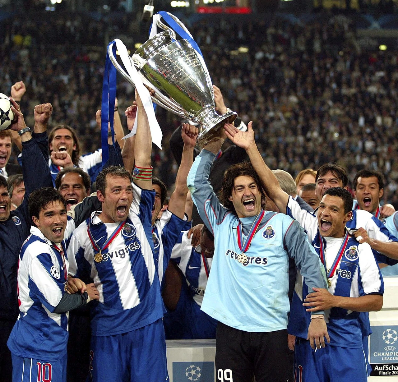 26.5.2004. Jorge Costa sa suigračima 
