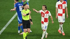  Luka Modrić i sudac Danny Makkelie nakon susreta