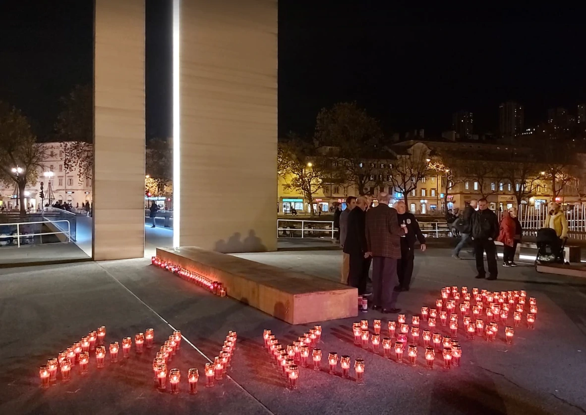 Svijeće za Vukovar na Mostu branitelja u Rijeci, Foto: Danijela Minić/HRT