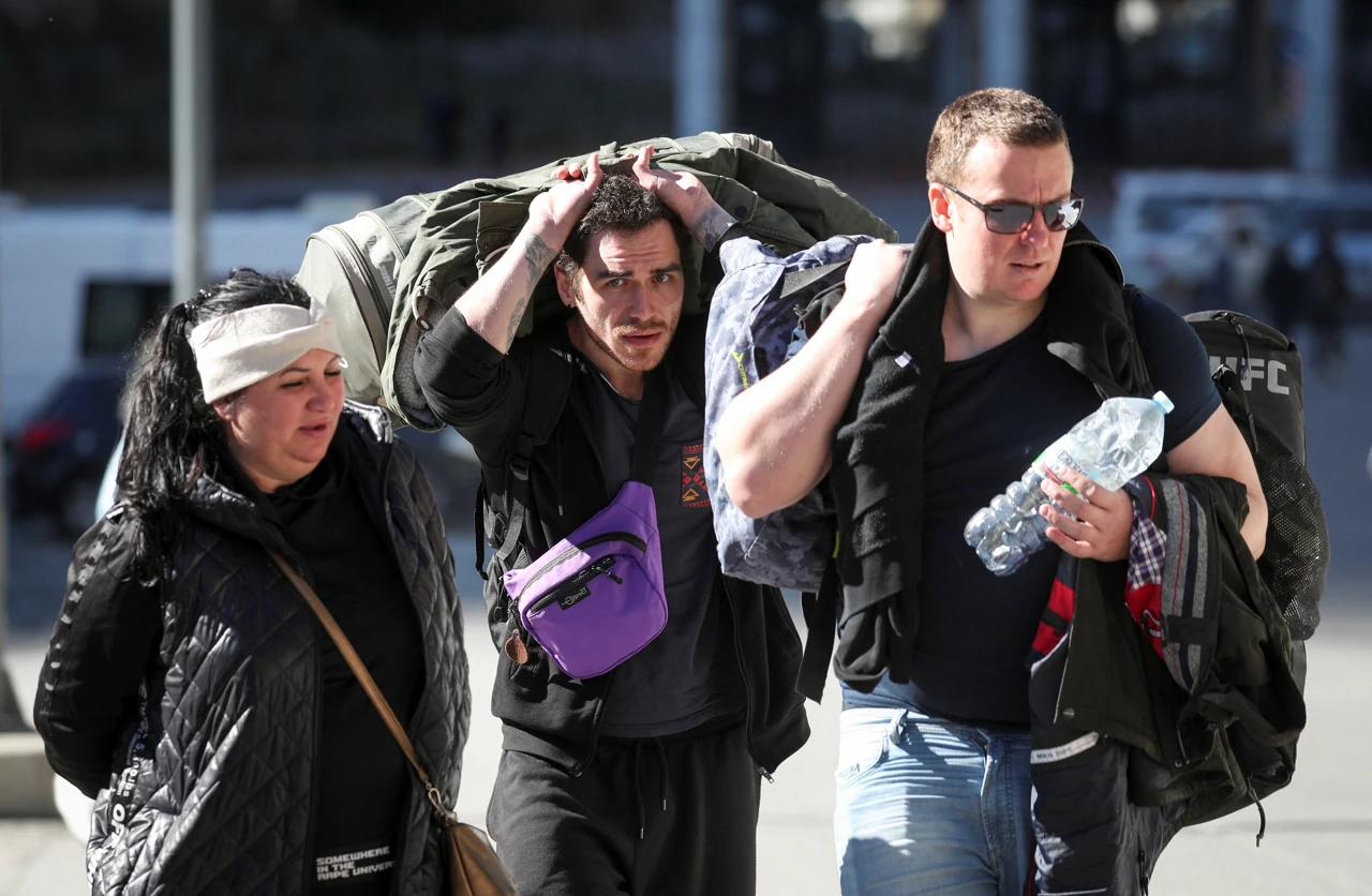 Rusi prelaze granicu s Gruzijom, Foto: Irakli Gedenidze/Reuters
