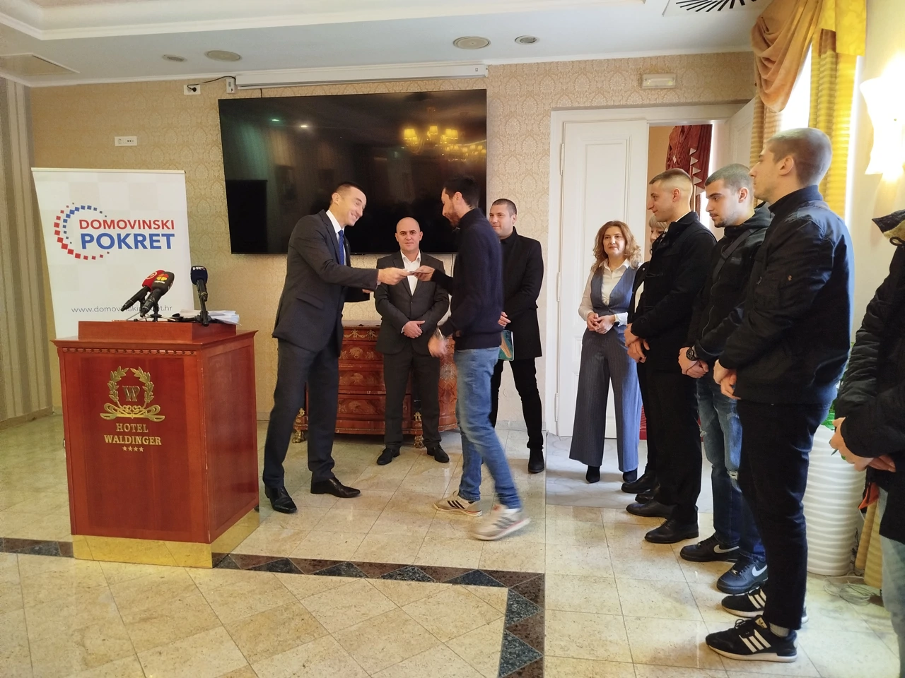 Ivan Penava uručuje članske iskaznice novim članovima osječkog ogranka stranke 