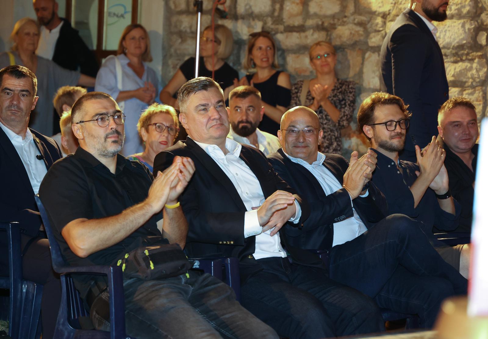 Milanović kam unangemeldet nach Fališ, das Publikum begrüßte ihn mit Applaus 2 pxl 040925 137836946 20250904194057