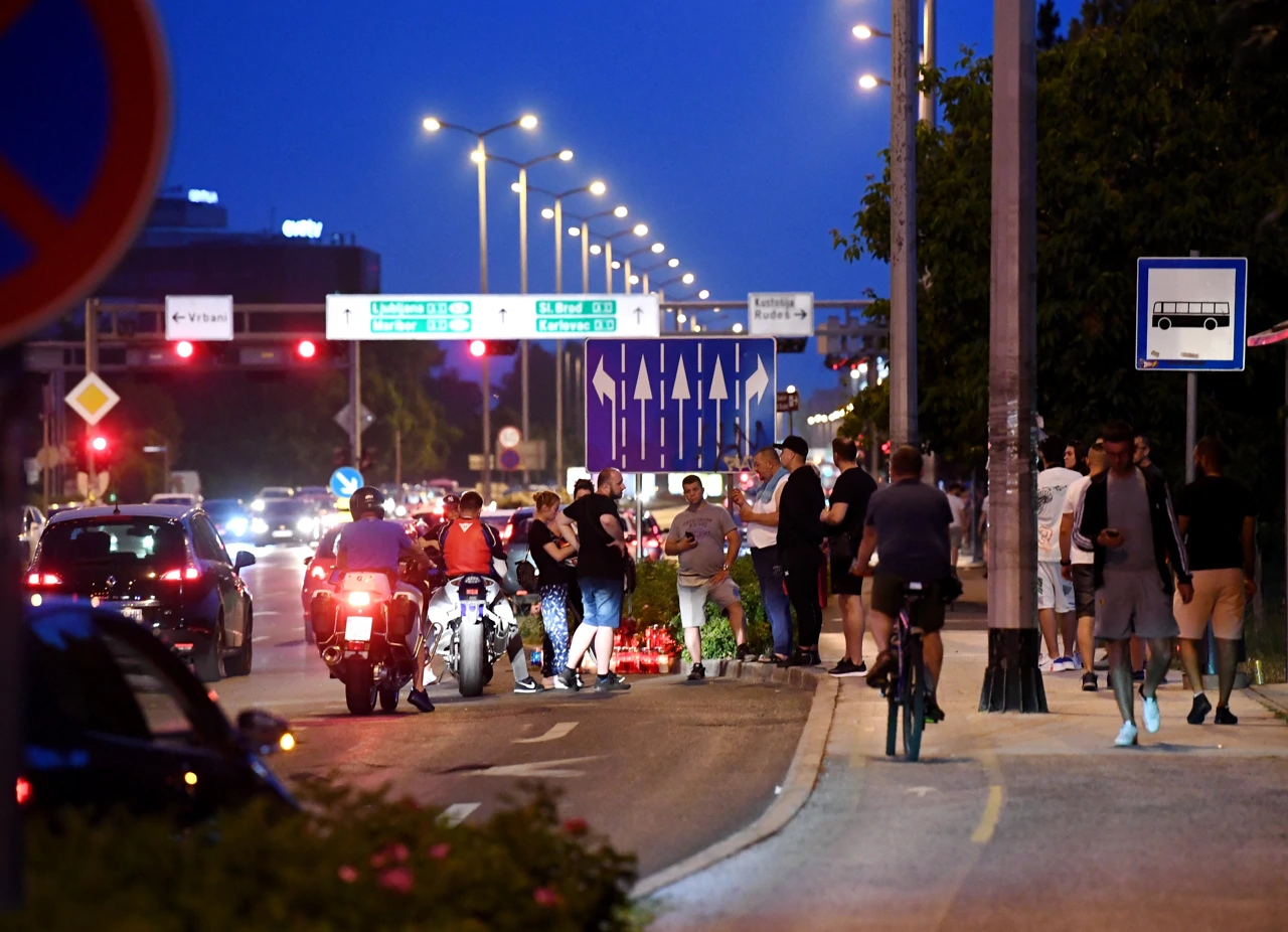 Građani pale svijeće na mjestu stradavanja motorista i biciklista , Foto: Marko Lukunić/PIXSELL