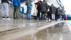 Redovi u nedjelju pred trgovinom/Arhivska fotografija