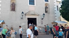 Pred crkvom Svetog Križa , Foto: Radio Osijek/HRT