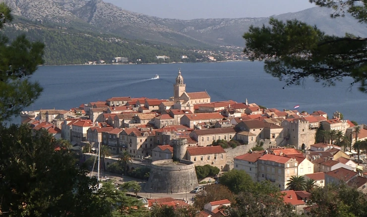 Pogled s brijega na more 