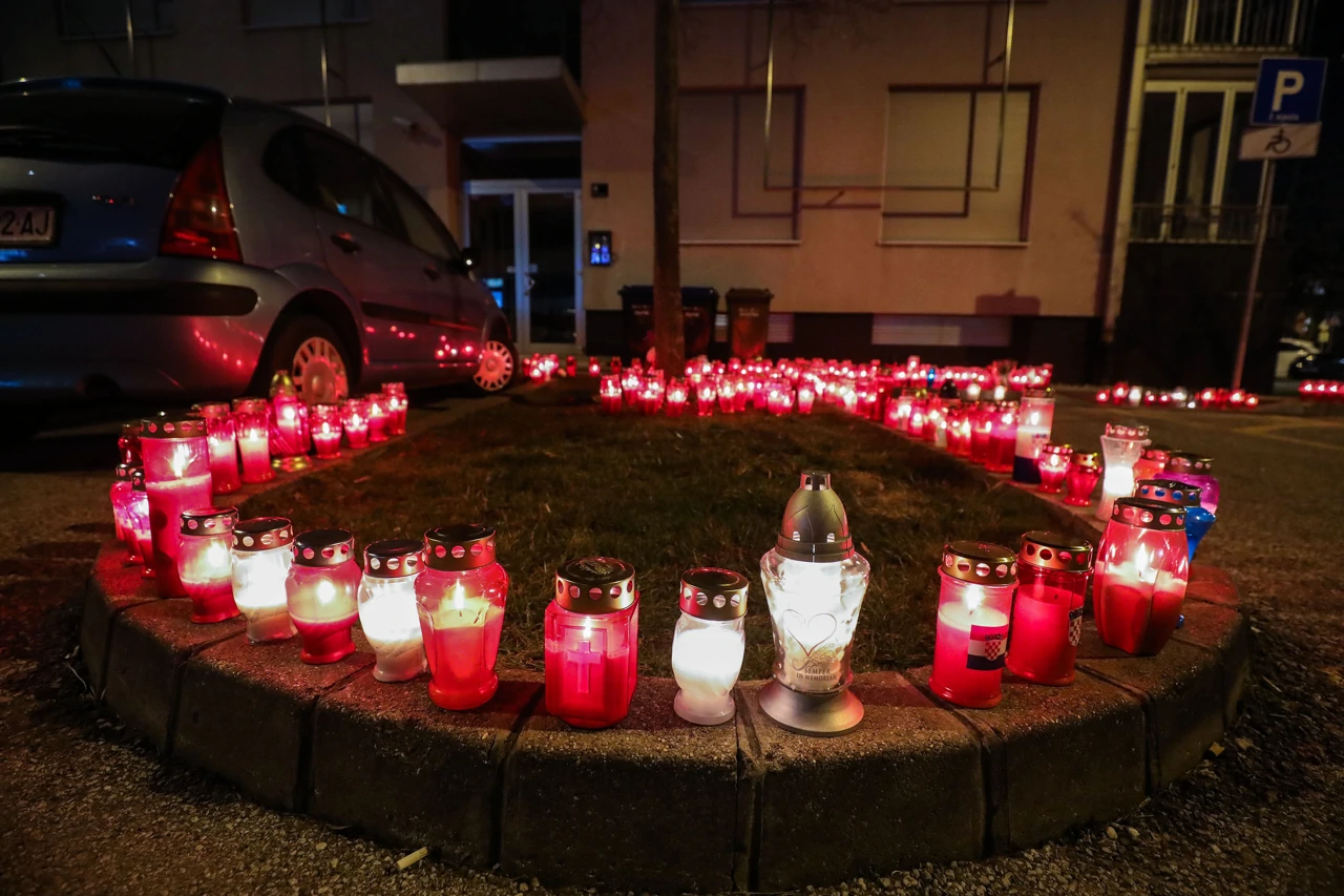 Građani pale svijeće ispred zgrade u kojoj je živio Milan Bandić, Foto: Jurica Galoic/PIXSELL