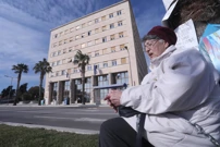 Žena se lancima vezala za palmu ispred splitske gradske uprave, Foto: Ivo Cagalj/PIXSELL