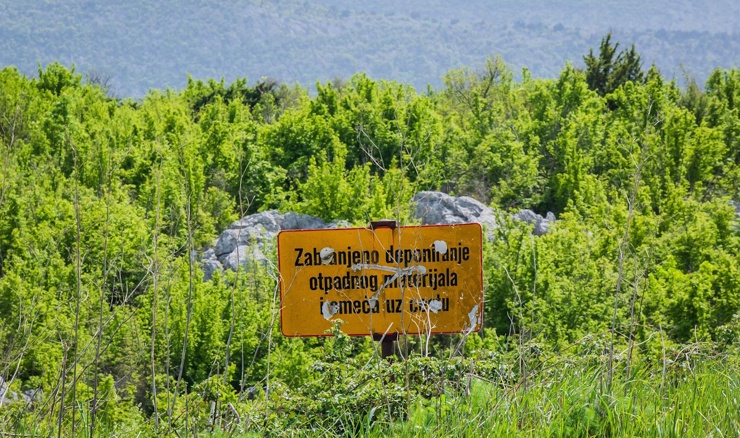 Dvojica prijavljena zbog odlaganja otpada i pustošenja šuma kod Omiša