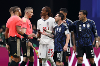 Igrači Argentine i Djed Spence negoduju kod suca, Foto: Paul Childs/REUTERS