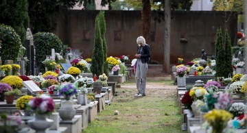 Građani obilaze groblja