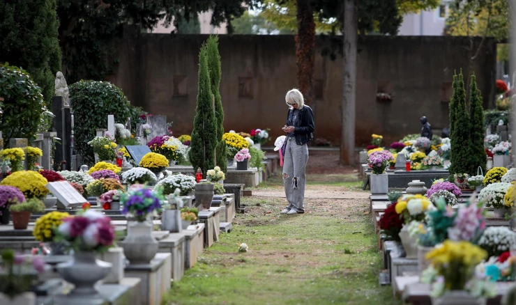 Građani obilaze groblja