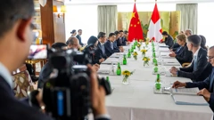 Predstavnici kineske delegacije sa švicarskim diplomatima