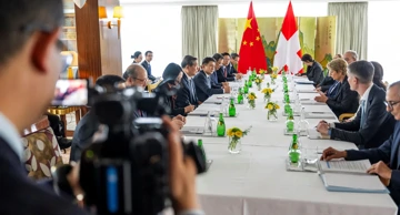 Predstavnici kineske delegacije sa švicarskim diplomatima