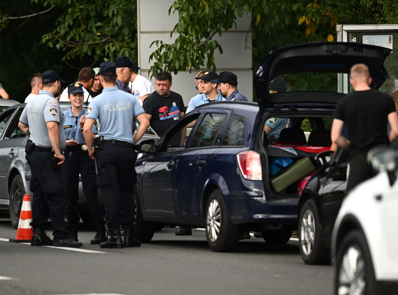 Policija na Lučkom dočekuje navijače Hajduka, Foto: Marko Lukunić/PIXSELL