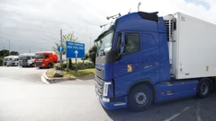 Kamioni na parkingu na autocesti M25 pored Cobhama