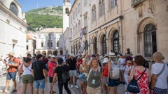 Mnogobrojni turisti i dalje posjećuju Dubrovnik