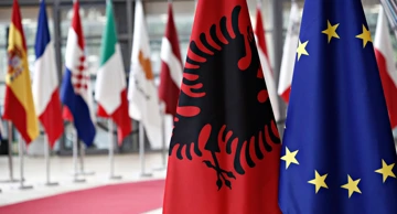 Zastave Albanije i EU