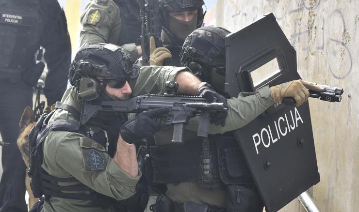 Policija na Pagu razbila lanac preprodaje droge, uhićeno šest stranih državljana