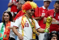 Španjolski navijač s replikom trofeja , Foto: Tim Heitman/IMAGN IMAGES via Reuters