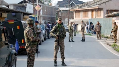 Pripadnici indijskih snaga sigurnosti u mjestu Wuyan, u okrugu Pulwama, dijelu Kašmira pod upravom Indije