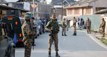 Pripadnici indijskih snaga sigurnosti u mjestu Wuyan, u okrugu Pulwama, dijelu Kašmira pod upravom Indije