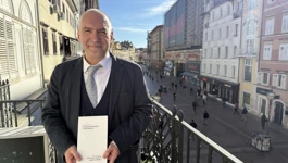 Prof. dr. sc. Amir Muzur s Malim nepretencioznim povijesnomedicinskim vodičem Rijekom. 