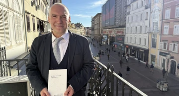 Prof. dr. sc. Amir Muzur s Malim nepretencioznim povijesnomedicinskim vodičem Rijekom. 