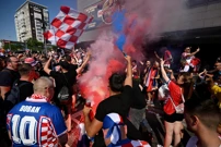Hrvatski navijači ispred stadiona, Foto: Marko Lukunić/PIXSELL